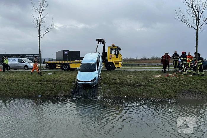 Brandweer ingezet voor te water geraakte auto