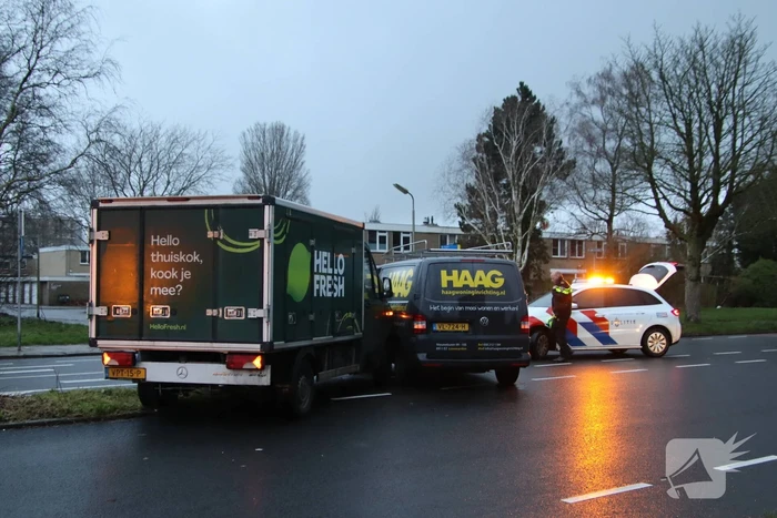 Twee bedrijfsbussen op elkaar geklapt