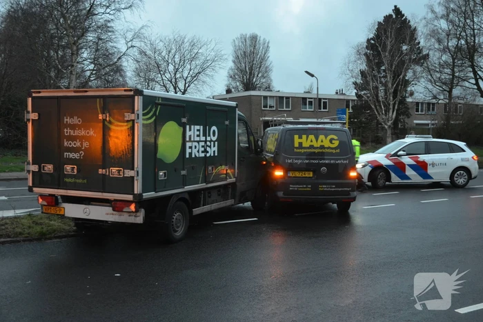 Twee bedrijfsbussen op elkaar geklapt