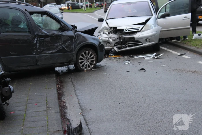 Flinke schade na botsing tussen twee voertuigen