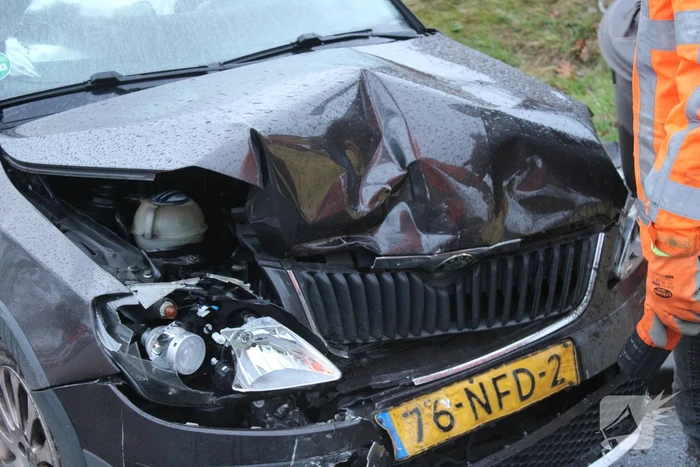 Flinke schade na botsing tussen twee voertuigen