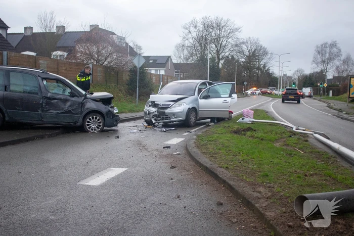 Flinke schade na botsing tussen twee voertuigen