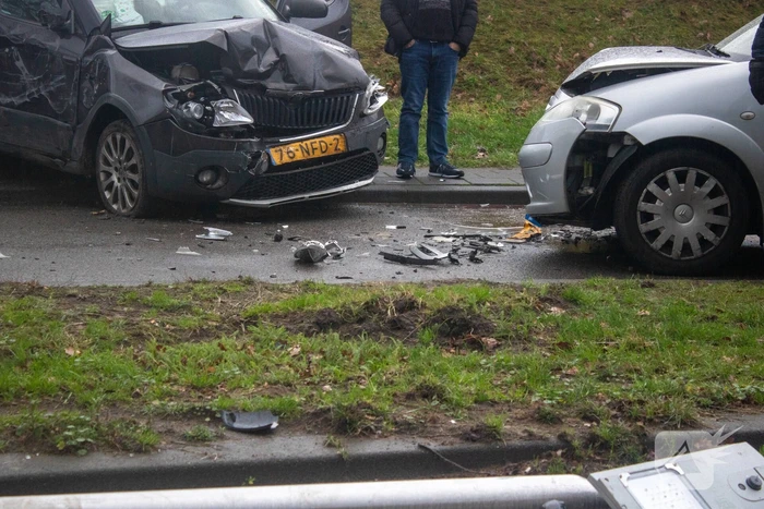 Flinke schade na botsing tussen twee voertuigen
