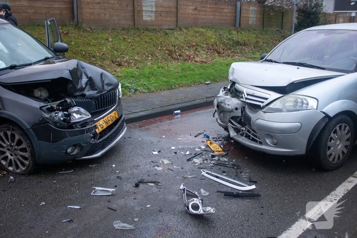 Flinke schade na botsing tussen twee voertuigen