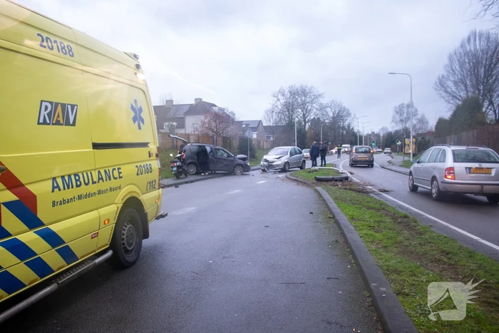 Flinke schade na botsing tussen twee voertuigen