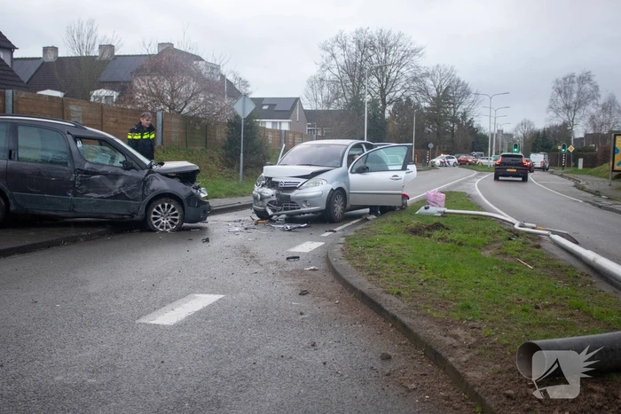 Flinke schade na botsing tussen twee voertuigen