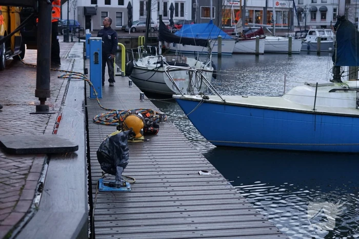 Auto door vergeten handrem te water geraakt
