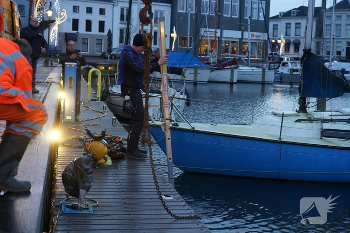 Auto door vergeten handrem te water geraakt