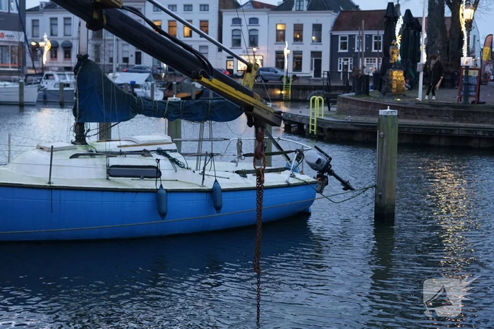 Auto door vergeten handrem te water geraakt