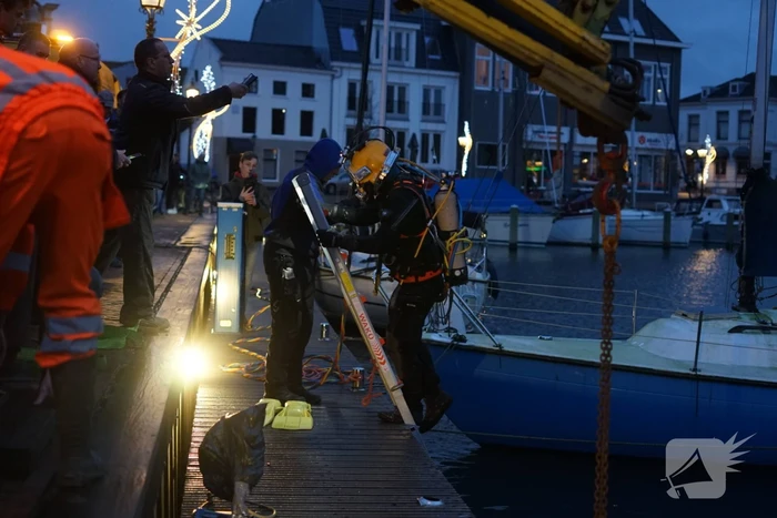 Auto door vergeten handrem te water geraakt