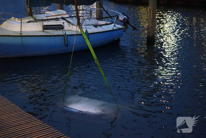 Auto door vergeten handrem te water geraakt