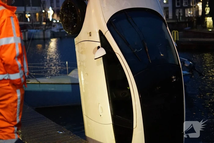 Auto door vergeten handrem te water geraakt