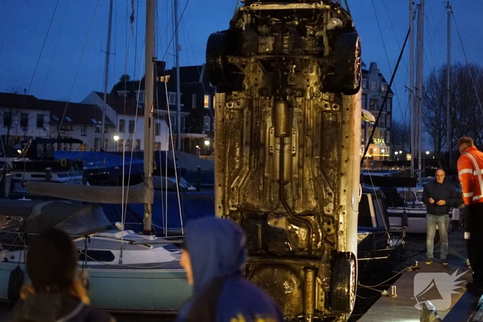 Auto door vergeten handrem te water geraakt