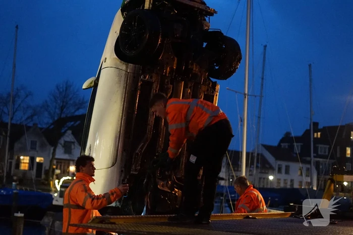 Auto door vergeten handrem te water geraakt