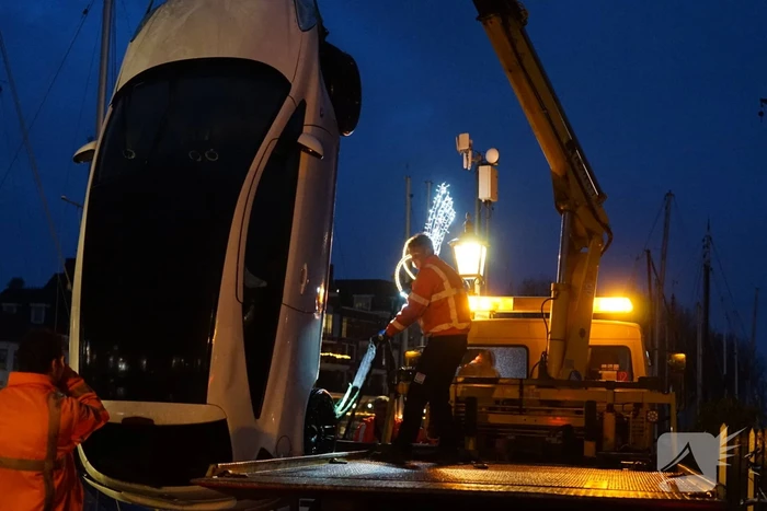 Auto door vergeten handrem te water geraakt
