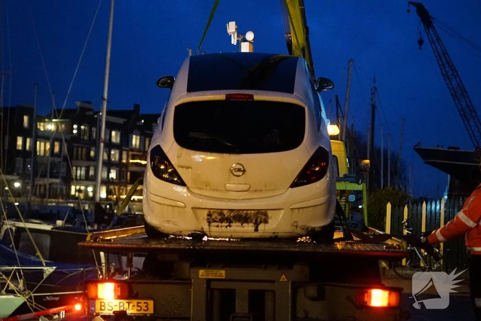 Auto door vergeten handrem te water geraakt