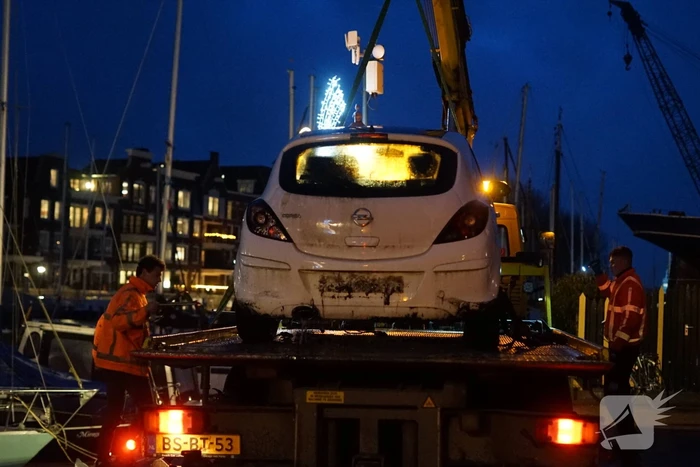 Auto door vergeten handrem te water geraakt