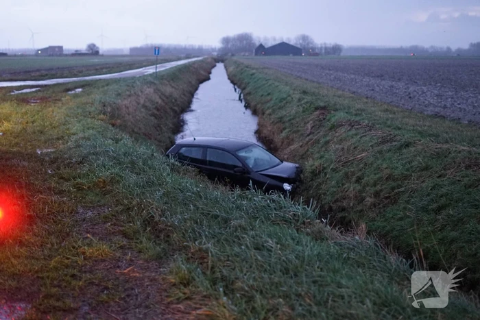 Auto te water bestuurder gewond