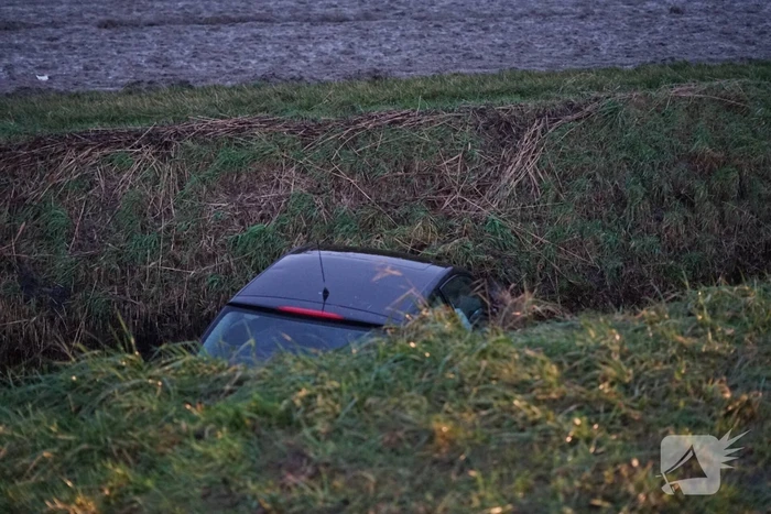 Auto te water bestuurder gewond