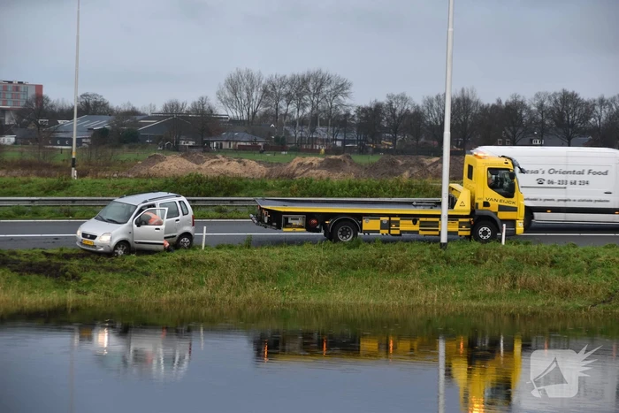 Weer vliegt een auto uit de bocht op afrit