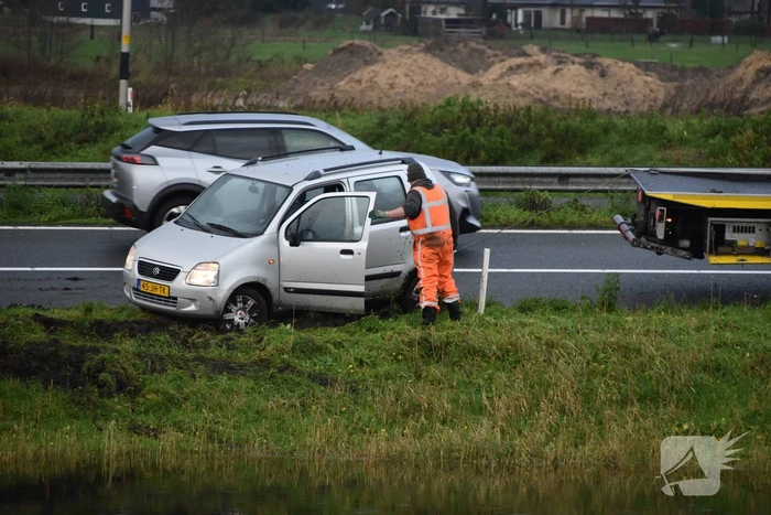 Weer vliegt een auto uit de bocht op afrit
