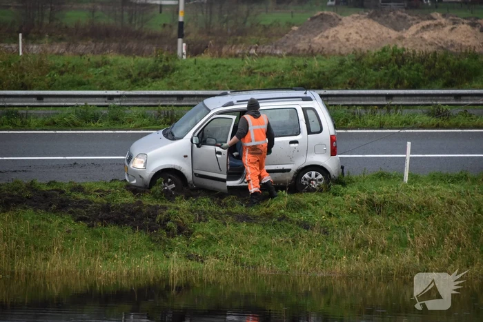 Weer vliegt een auto uit de bocht op afrit