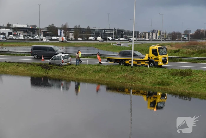 Weer vliegt een auto uit de bocht op afrit