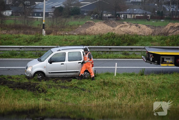 Weer vliegt een auto uit de bocht op afrit