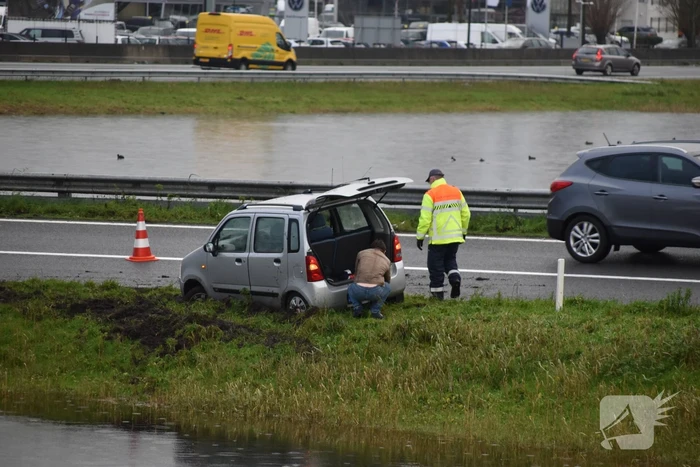 Weer vliegt een auto uit de bocht op afrit