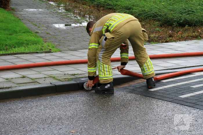 Brandweer pompt ondergelopen kelder leeg