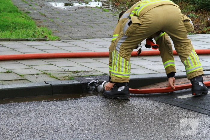 Brandweer pompt ondergelopen kelder leeg