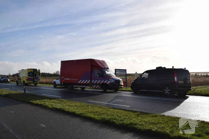 Bestelbus en personenauto botsen op bekende kruising