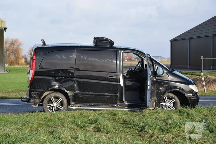 Bestelbus en personenauto botsen op bekende kruising
