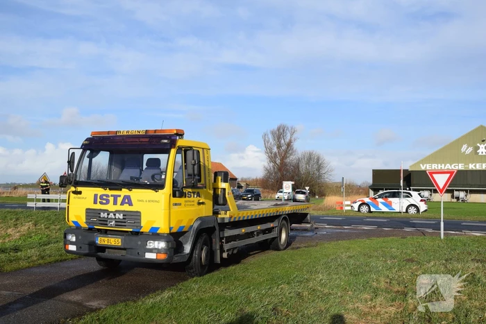 Bestelbus en personenauto botsen op bekende kruising