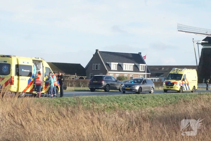 Bestelbus en personenauto botsen op bekende kruising
