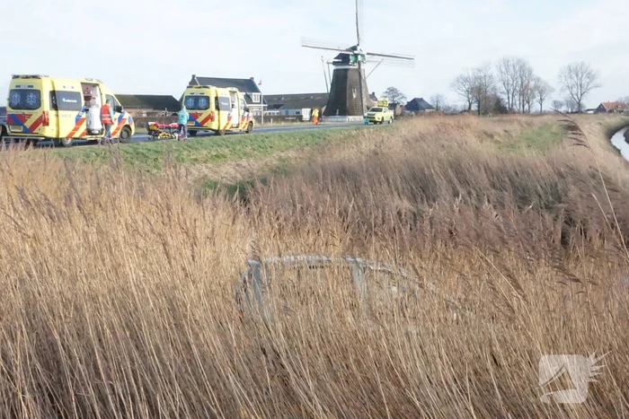 Bestelbus en personenauto botsen op bekende kruising