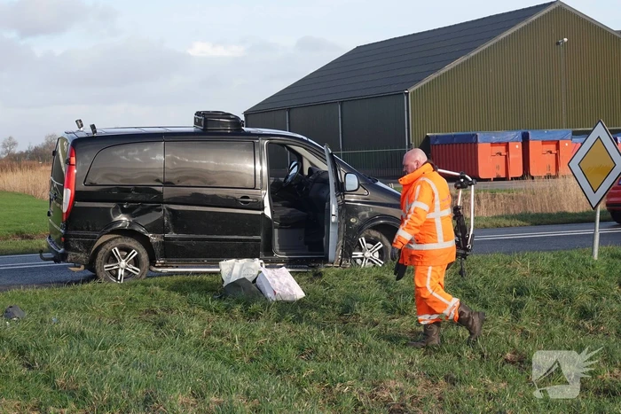 Bestelbus en personenauto botsen op bekende kruising