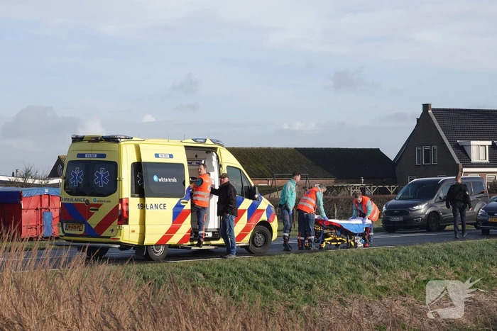 Bestelbus en personenauto botsen op bekende kruising