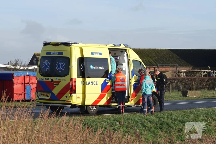 Bestelbus en personenauto botsen op bekende kruising