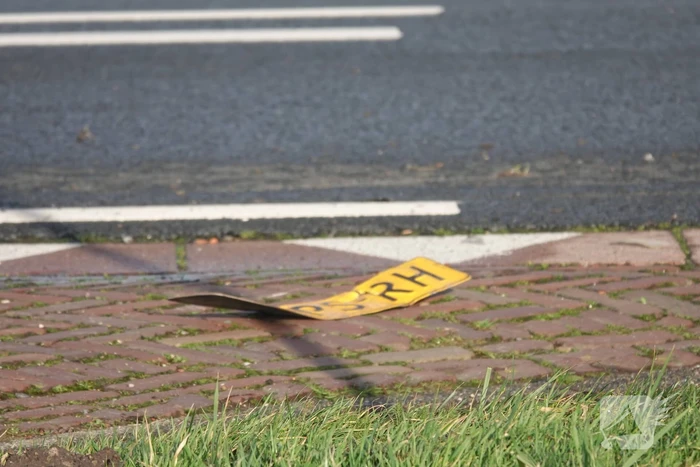 Bestelbus en personenauto botsen op bekende kruising