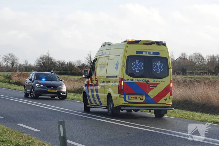 Bestelbus en personenauto botsen op bekende kruising