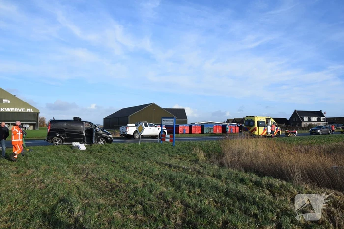 Bestelbus en personenauto botsen op bekende kruising