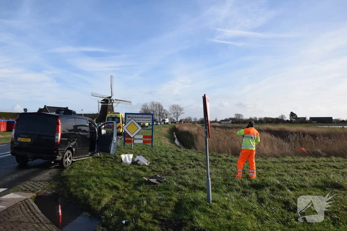 Bestelbus en personenauto botsen op bekende kruising