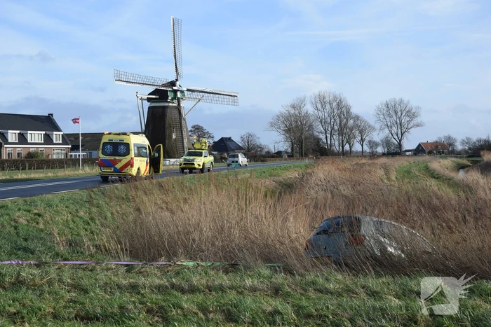 Bestelbus en personenauto botsen op bekende kruising
