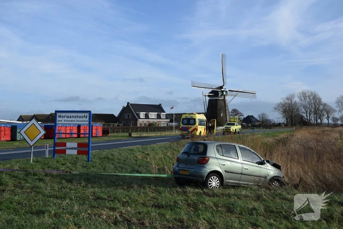 Bestelbus en personenauto botsen op bekende kruising