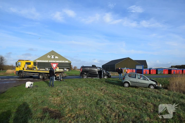Bestelbus en personenauto botsen op bekende kruising