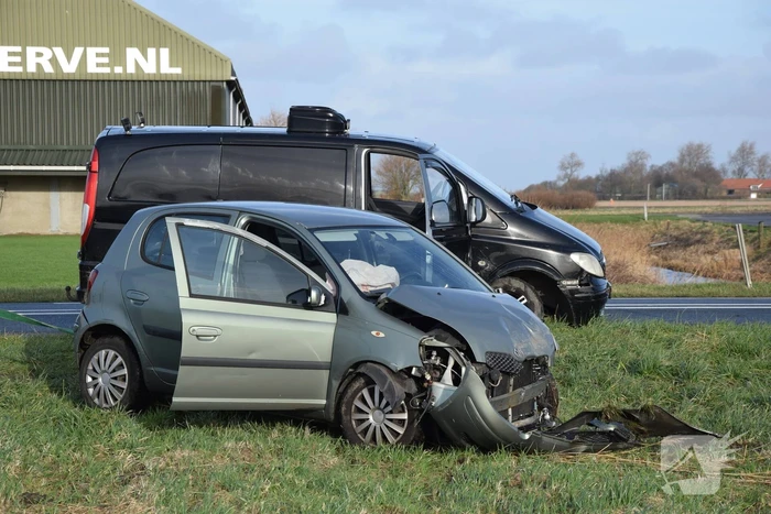 Bestelbus en personenauto botsen op bekende kruising