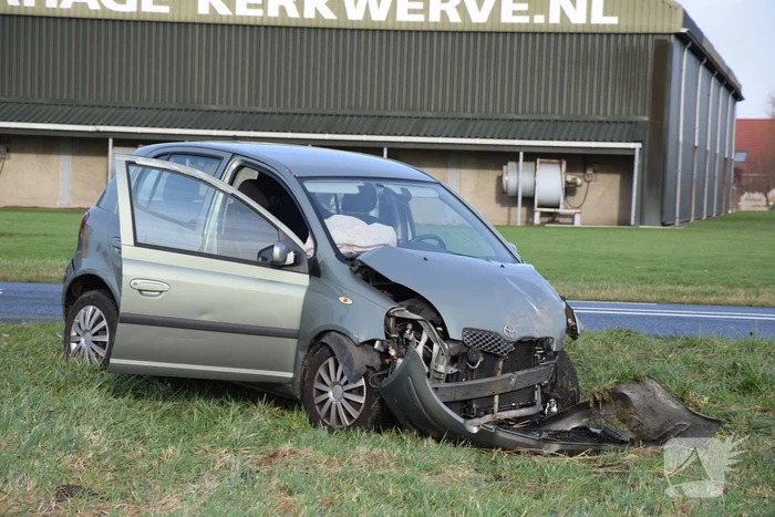 Bestelbus en personenauto botsen op bekende kruising