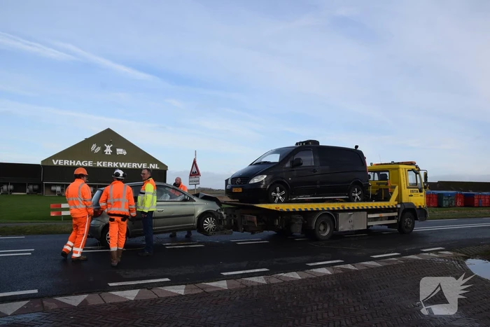 Bestelbus en personenauto botsen op bekende kruising