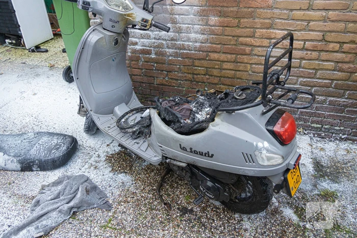 Scooter vat vlam in tuin